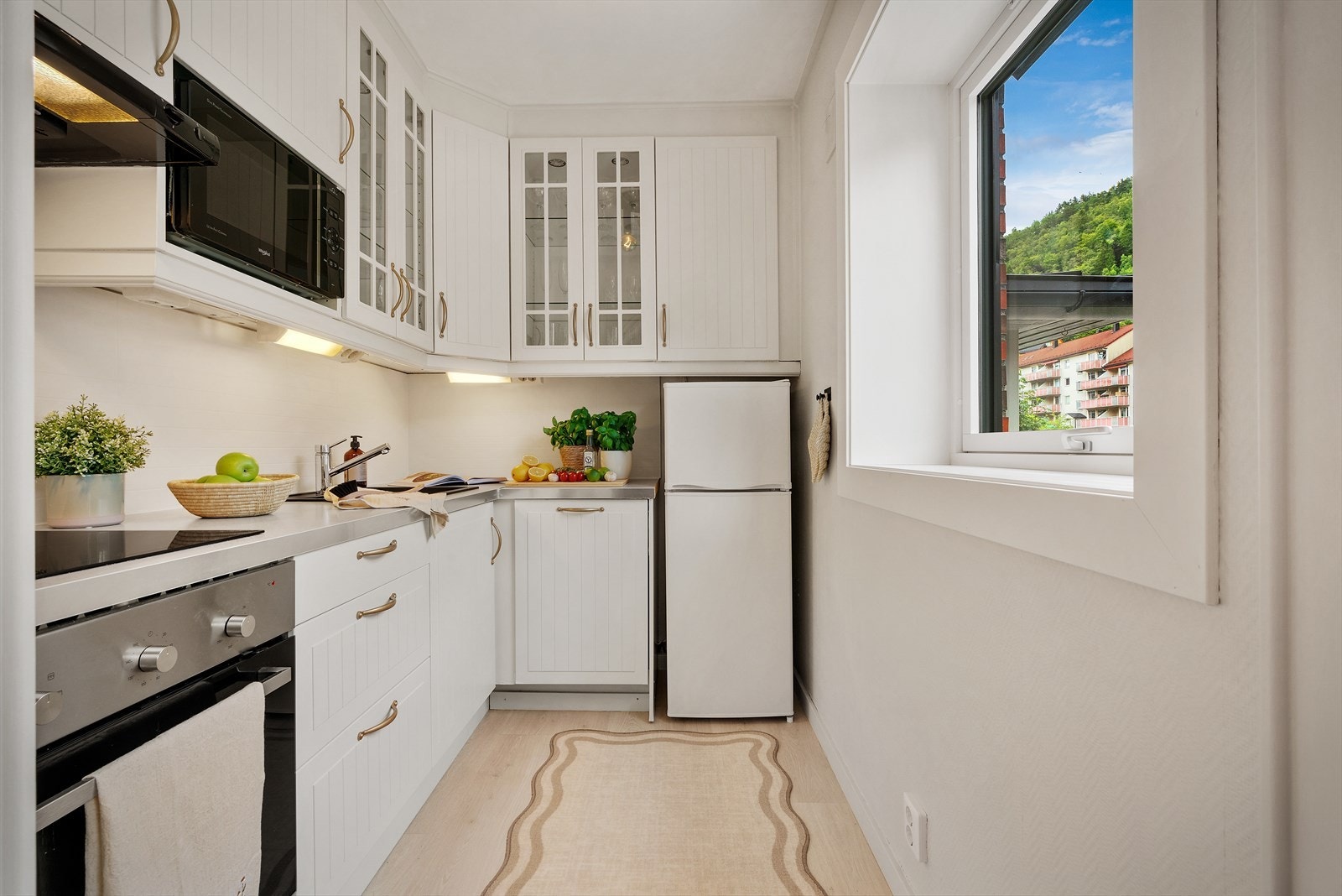 - Kjøkken er praktisk plassert i eget rom, men i tilknytning til stue - Galleribilde