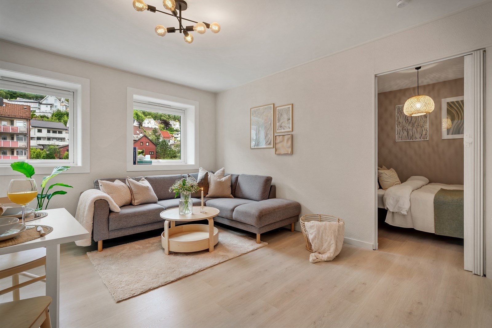 - Stuen er romslig med sine 16,3 m² og har god plass til ønsket møblement - Galleribilde