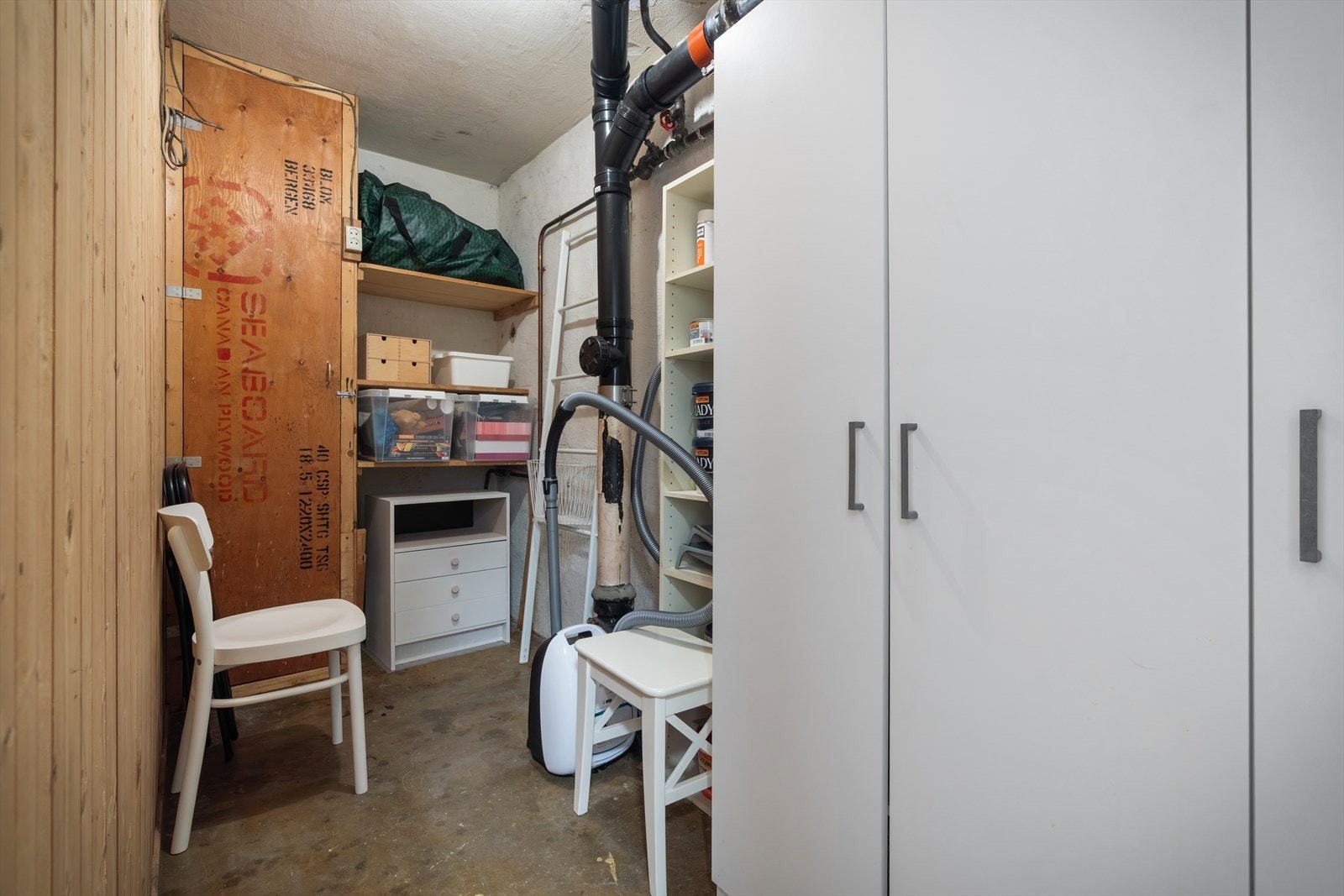 - Ekstern bod i samme etasje, like utenfor selve leiligheten på 5,3 m² - Galleribilde