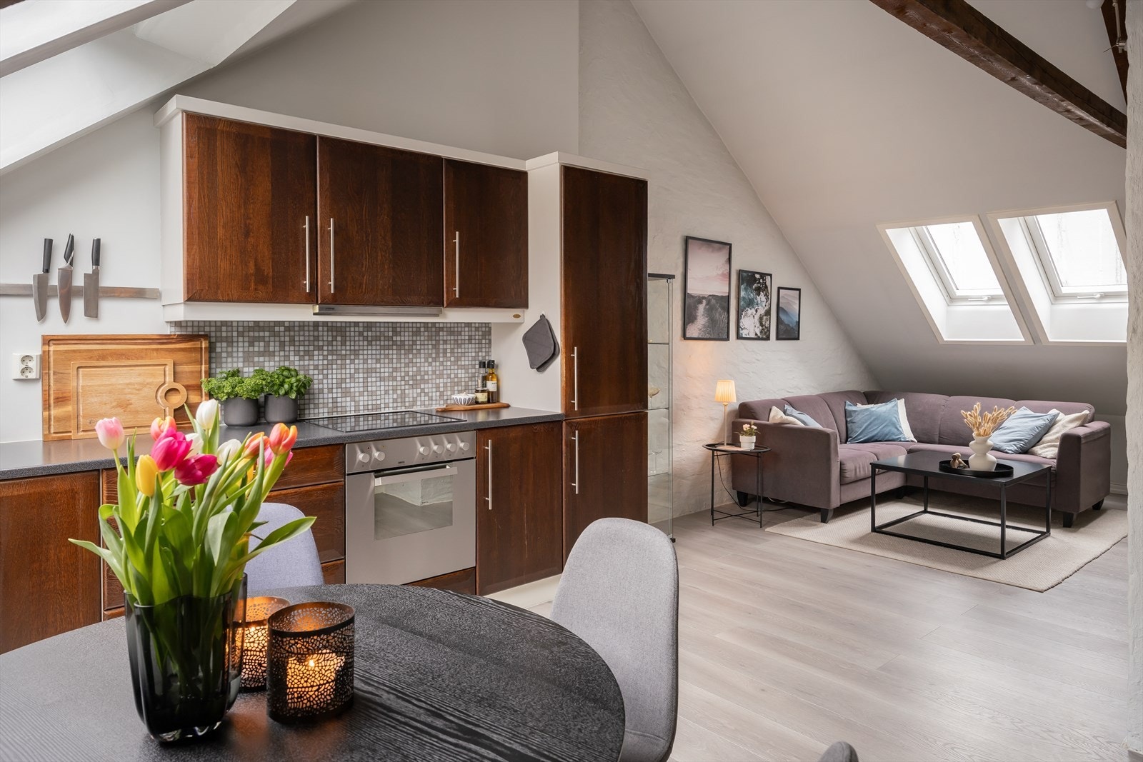 Leiligheten disponerer en bod i kjelleren, samt deler en fellesbod med nabo. Galleribilde