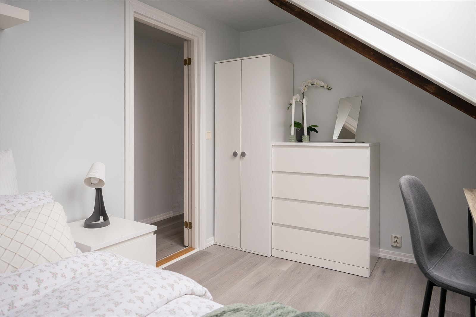 Garderobeskap for praktisk oppbevaring. Denne medfølger handelen. Galleribilde