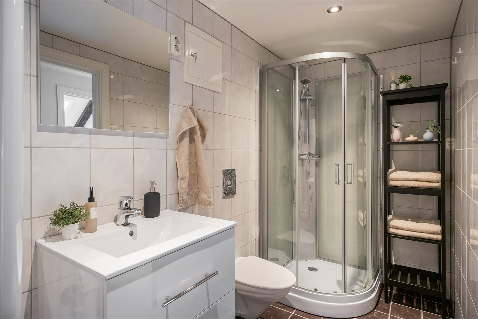 Baderomsinnredningen er fra 2024, og det er opplegg for vaskemaskin. Vaskemaskin og tørketrommel medfølger handelen. Galleribilde