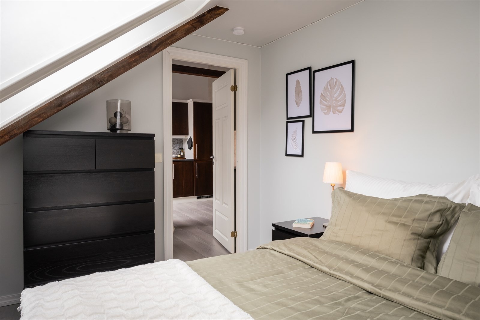 Soverommet ligger i direkte tilknytning til kjøkkenet og har egen utgang til baktrapp, som også er en rømningsvei. Galleribilde