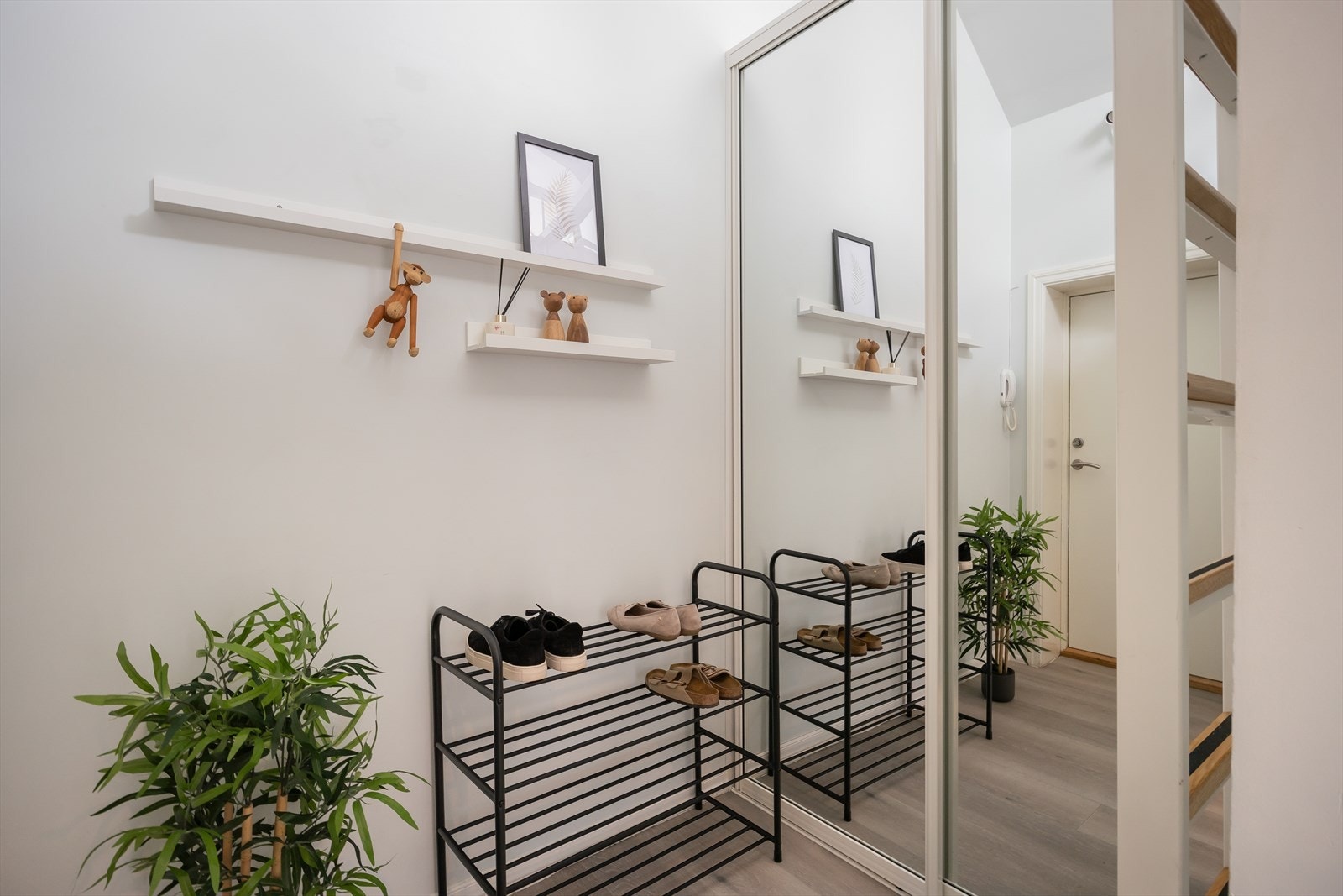 Leilighetens entré er på 3,5 m², og her ble det installert et plassbygd garderobeskap i 2021 for praktisk oppbevaring av ytterklær og sko. Galleribilde