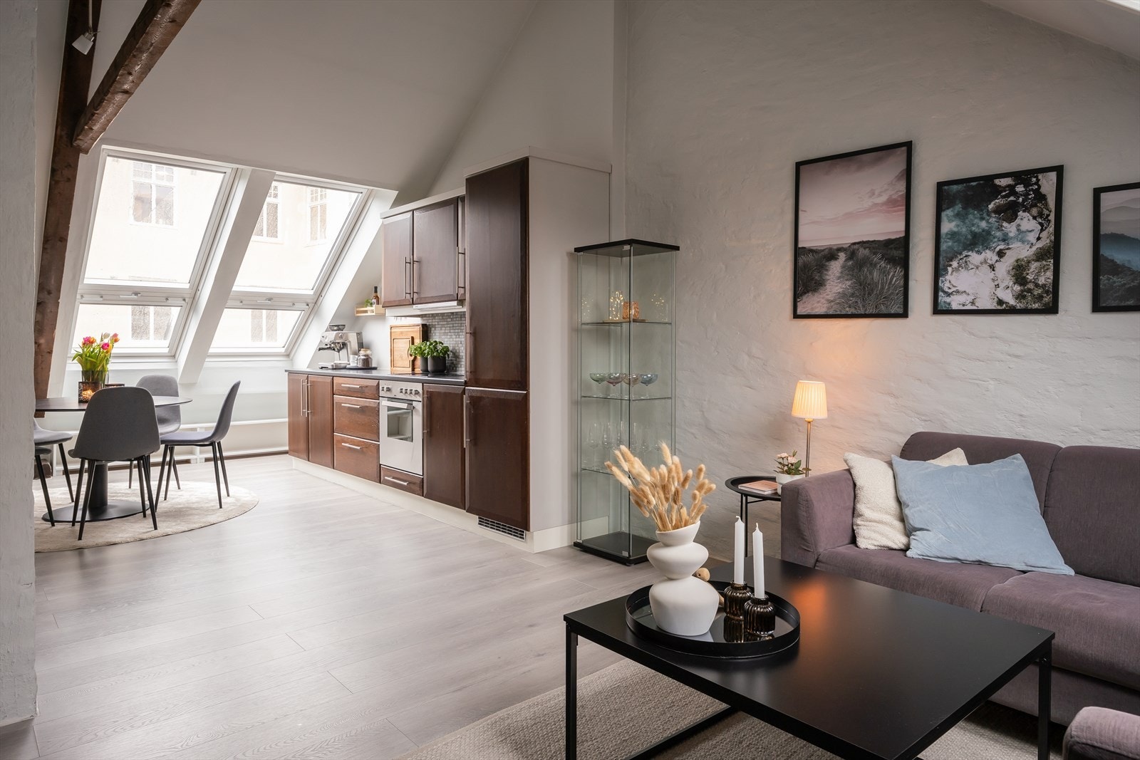 Leiligheten har rause vindusflater og god takhøyde i klassisk bygårdsstil, som sørger for rikelig lysinnslipp. Galleribilde