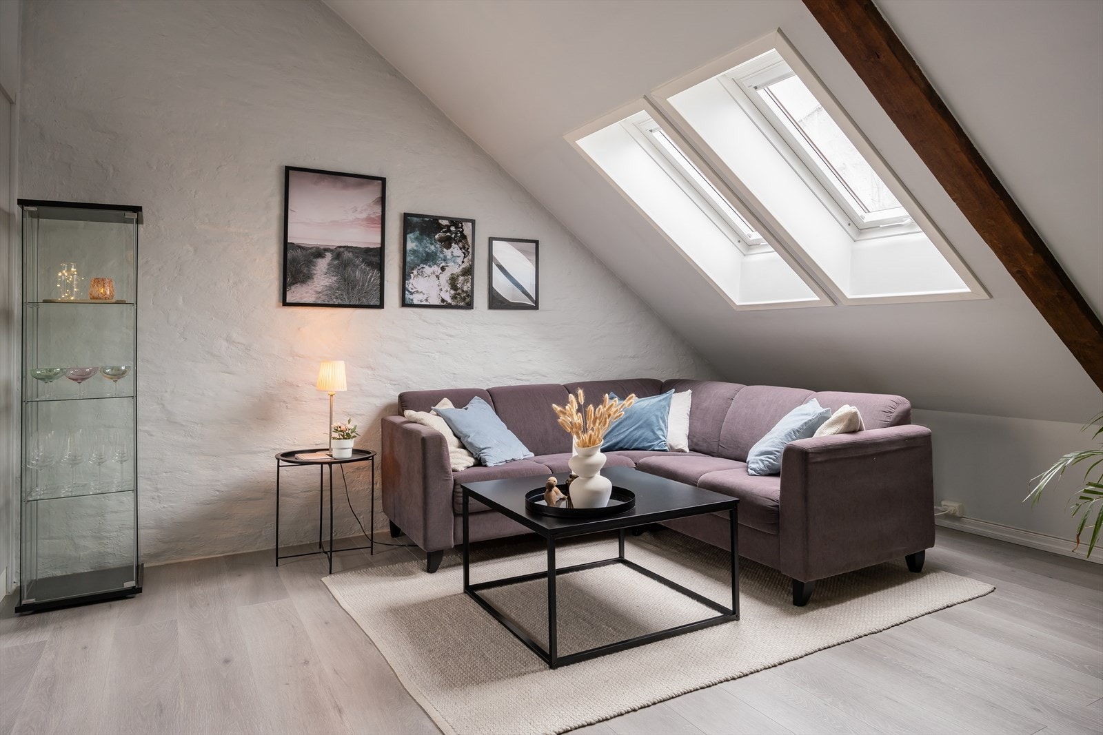 Leiligheten byr på en åpen stue- og kjøkkenløsning på 25,8 m². Galleribilde