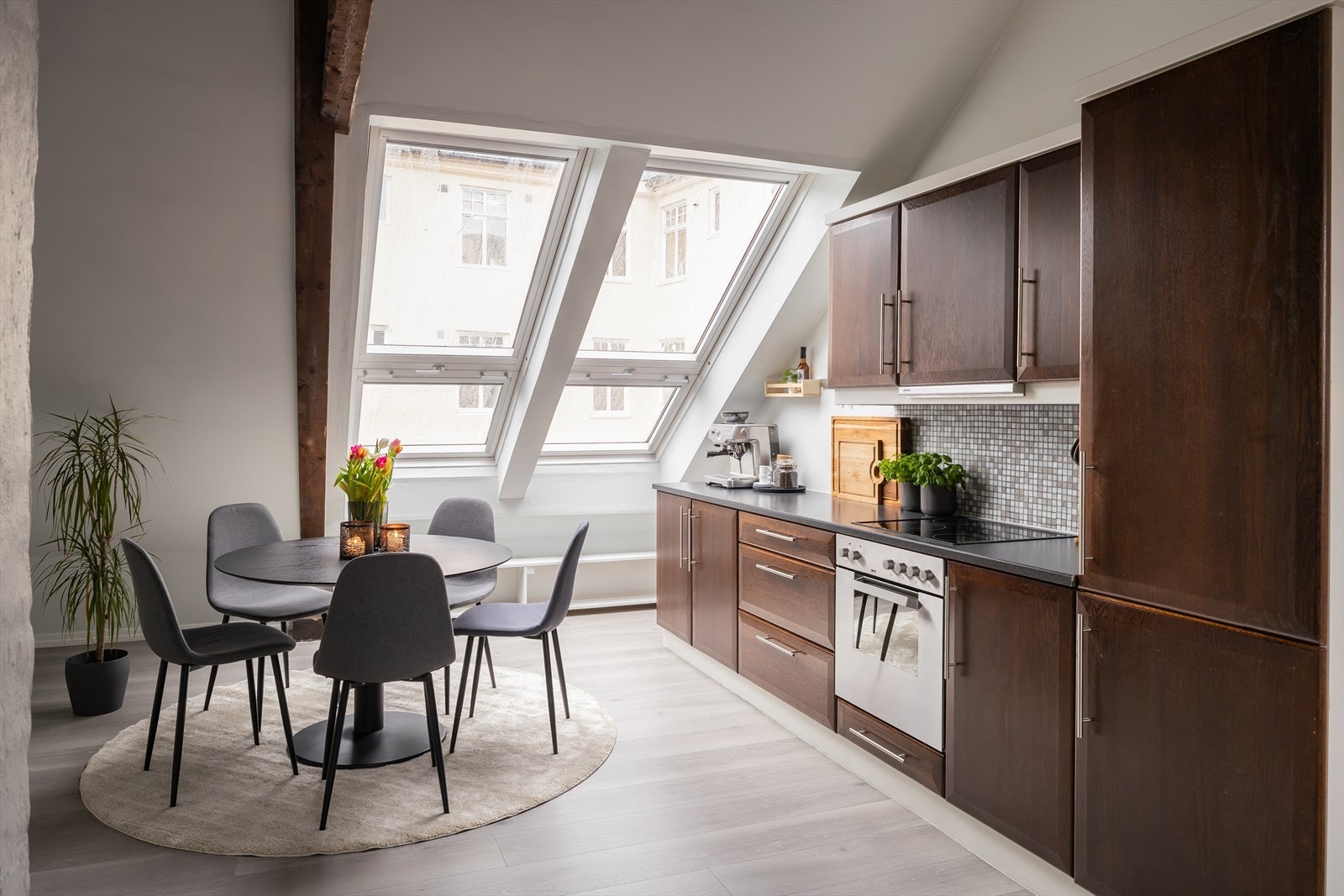 Leiligheten har et rustikt kjøkken med integrerte hvitevarer som stekeovn, platetopp, oppvaskmaskin og kombinert kjøl- og fryseskap som medfølger handelen. Galleribilde