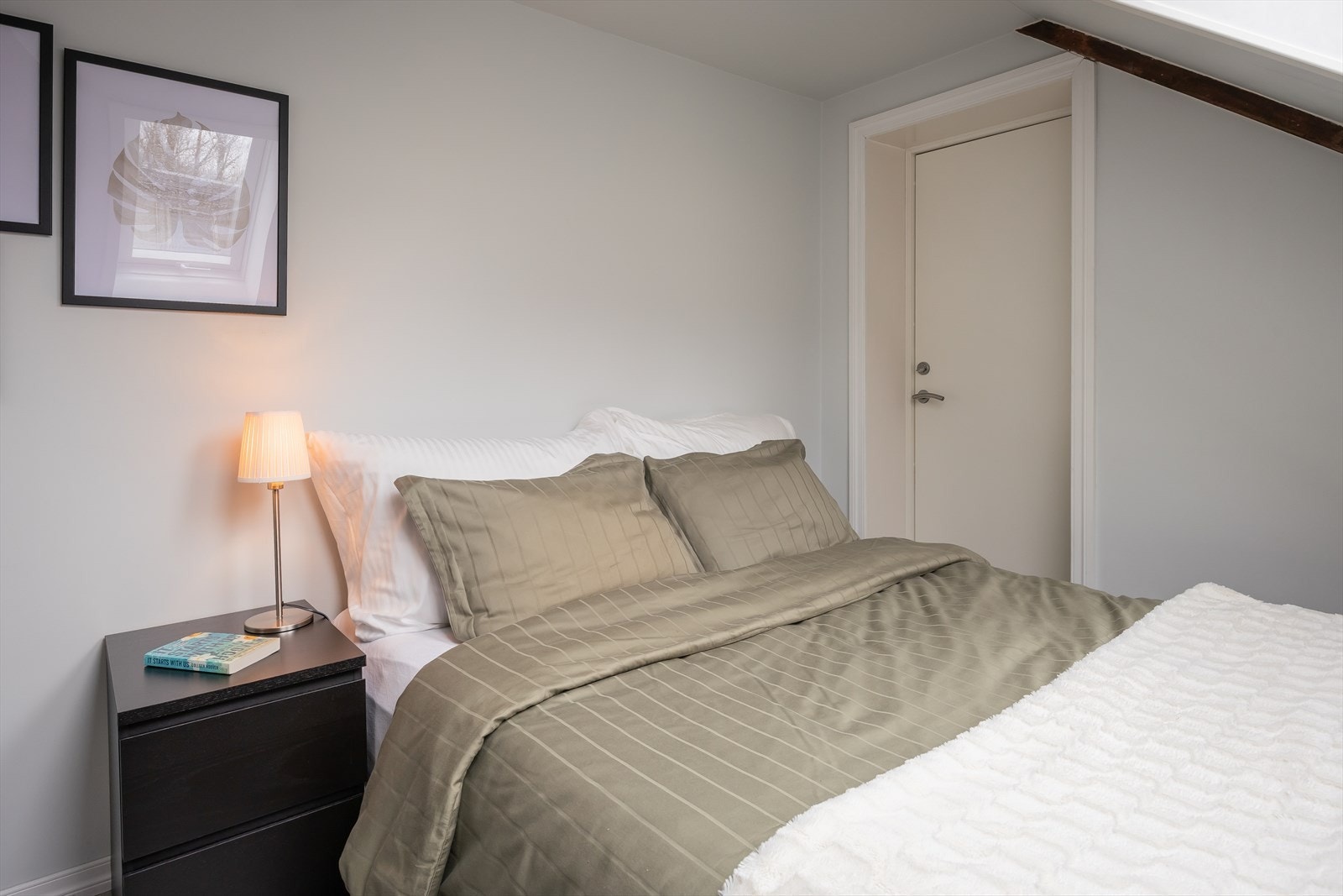 Her er det god plass til dobbeltseng og tilhørende møblement. Det ble lagt nytt gulv på soverommene i 2020. Galleribilde