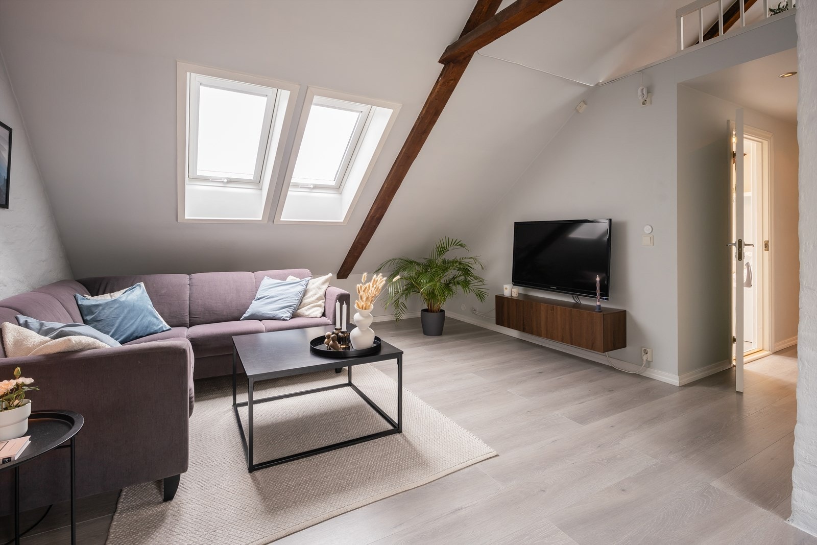 Felleskostnadene inkl. bla: andel fellesgjeld, kommunale avgifter, internett, felles bygningsforsikring og diverse vedlikehold/drift. Galleribilde