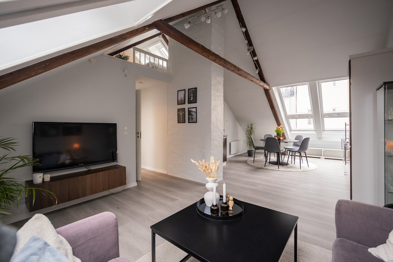 Leiligheten har sentral beliggenhet med nærhet til blant annet NTNU Gløshaugen, Helgasetr, St. Olavs og NTNU Handelshøyskolen. Det er også kort vei til Trondheim sentrum med "alt" av fasiliteter. Galleribilde