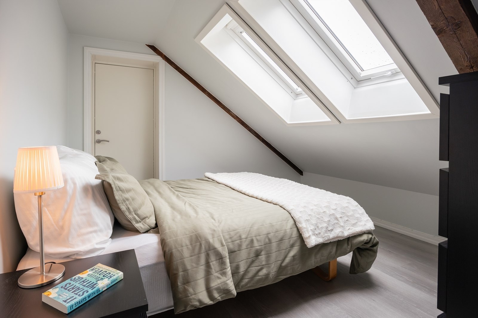 Leiligheten byr på to soverom, hvorav det ene er på 6,7 m² og det andre på 6,4 m². Galleribilde