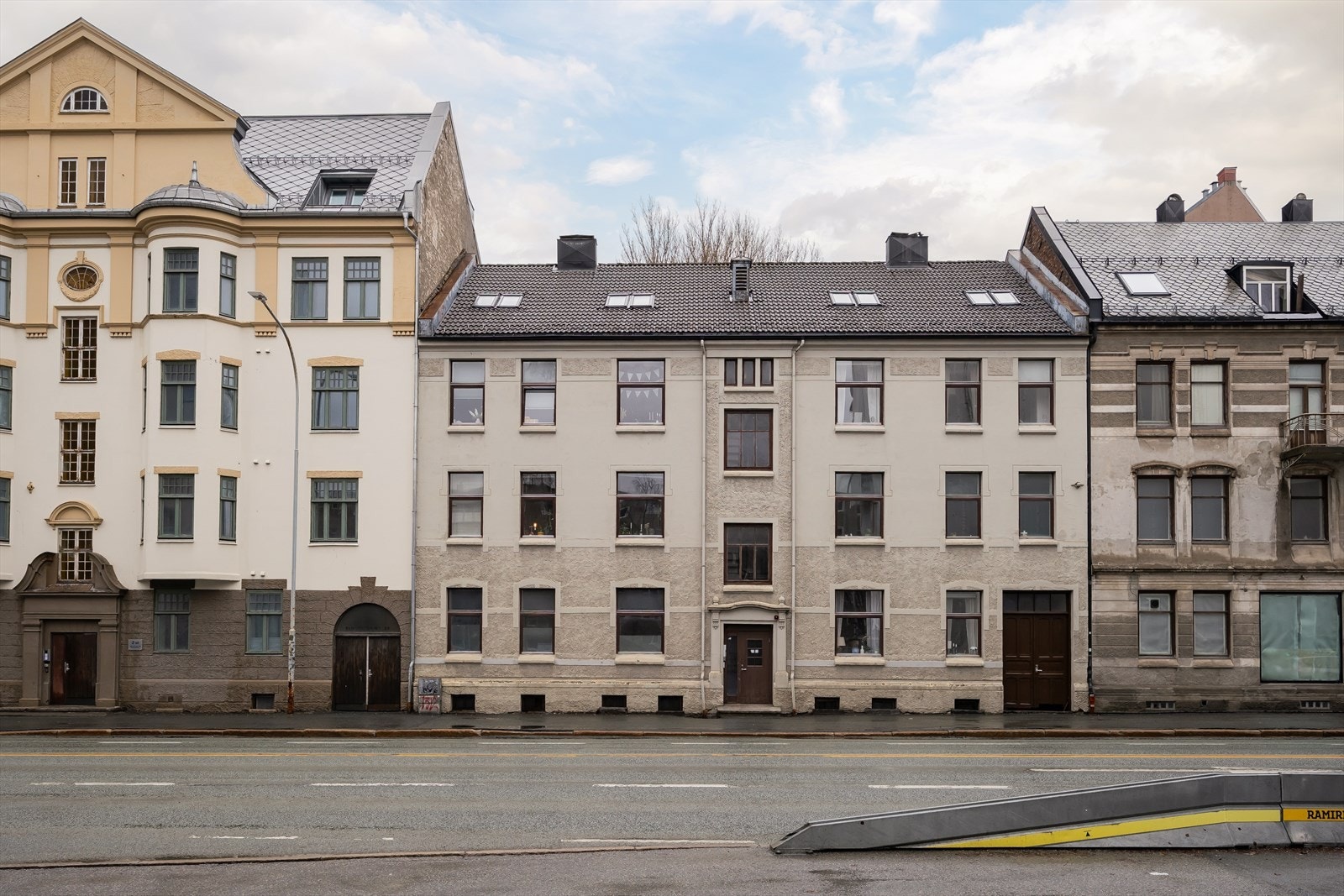 Det er mulighet for soneparkering i nærområdet, og det er sykkelparkering under tak. Galleribilde