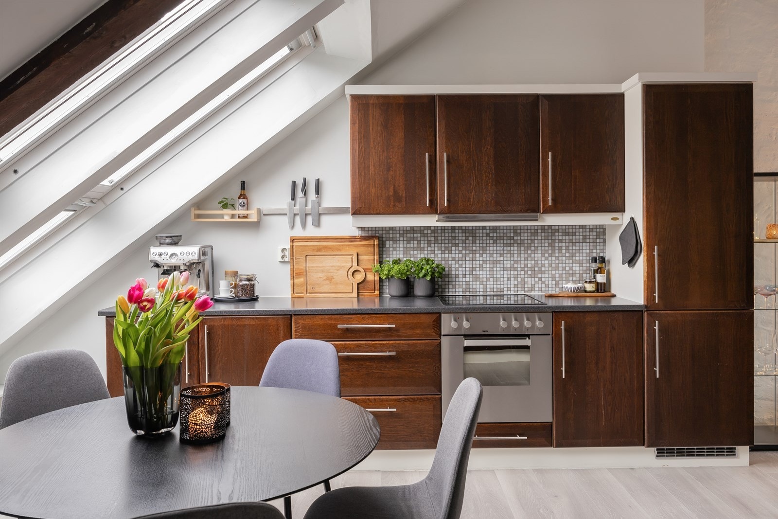 Velkommen til Elgeseter gate 25 - En innbydende og urban 3-roms toppleilighet med hems i klassisk bygård med attraktiv beliggenhet på Elgeseter. Leiligheten ble ombygd i 2007, og det foreligger ferdigattest for bruksendringen. Galleribilde