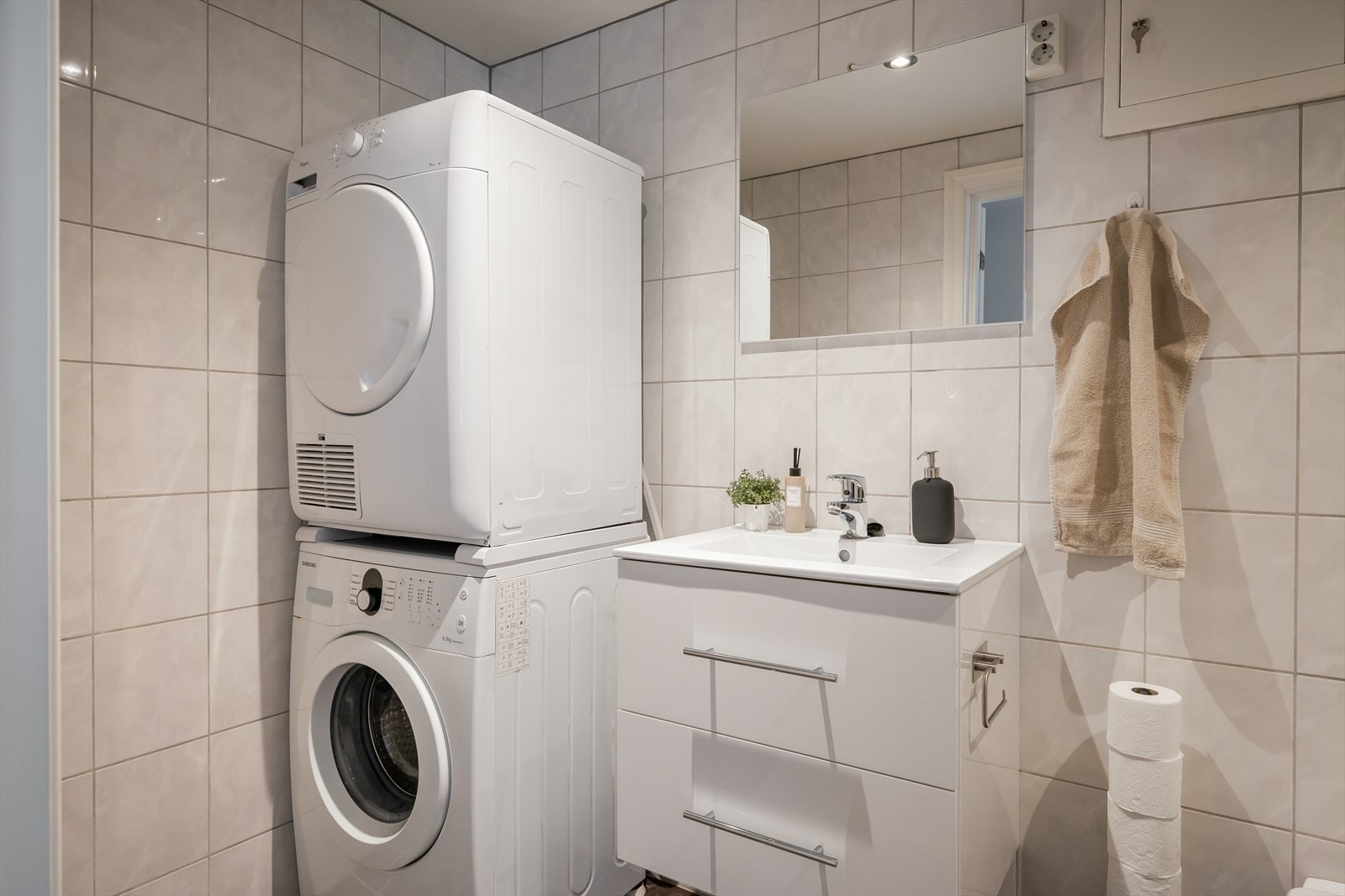 Pent flislagt bad fra 2007 på 4,4 m² med gulvvarme. Galleribilde