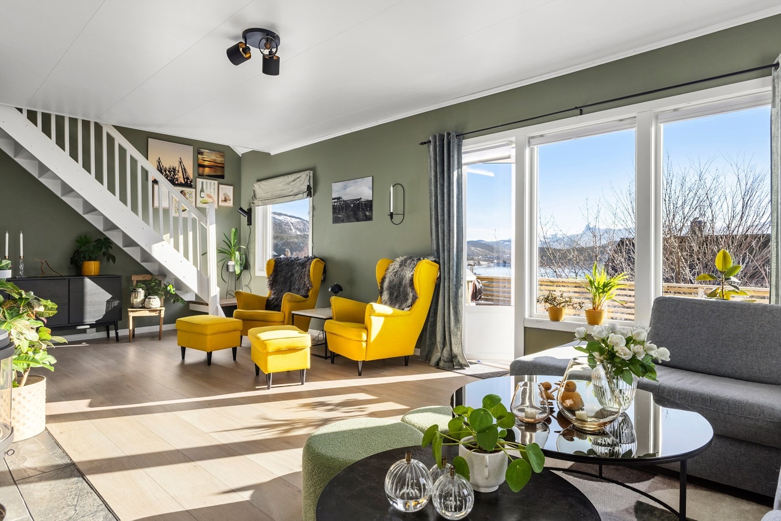 Arealet er stilrent og det er valgt moderne gulv og lune farger på vegger. Galleribilde