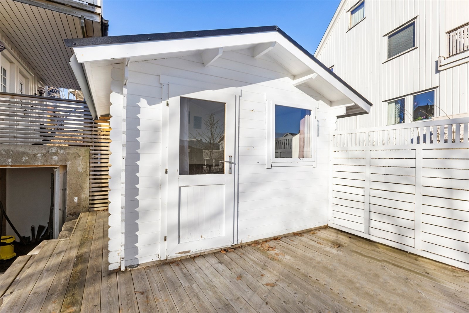 I hagen er det satt opp en bod på ca. 8 m2. Galleribilde