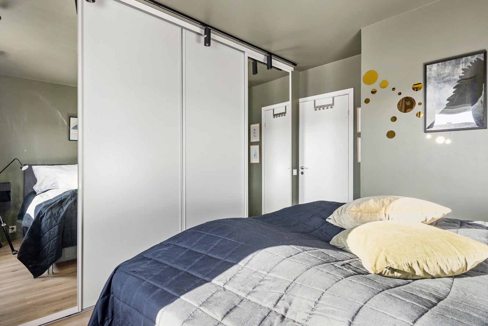 Romslig skyvedørsgarderobe. Galleribilde