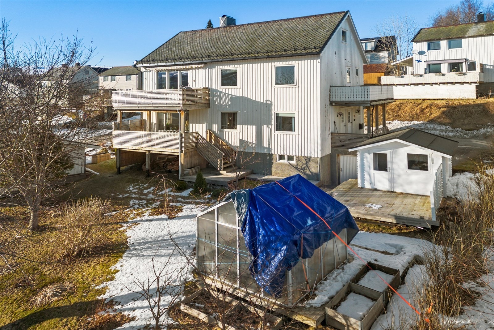 Med eiendommen følger en bod samt et drivhus. Galleribilde