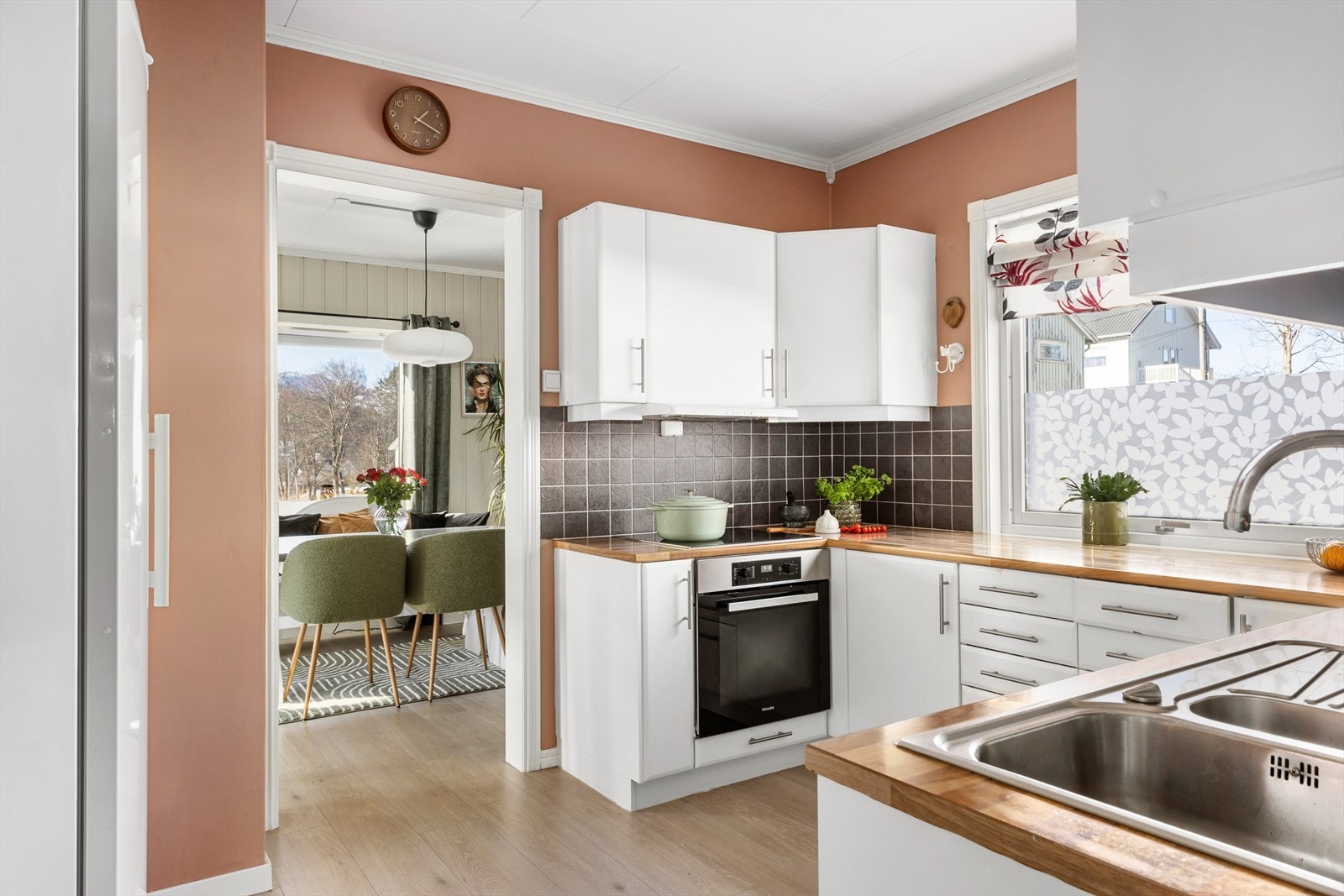 Kjøkkenet er godt godt utstyrt med mye skap og benkeplass. Frittstående hvitevarer som frys/kjøleskap, stekeovn, koketopp og oppvaskmaskin medfølger handelen. Galleribilde