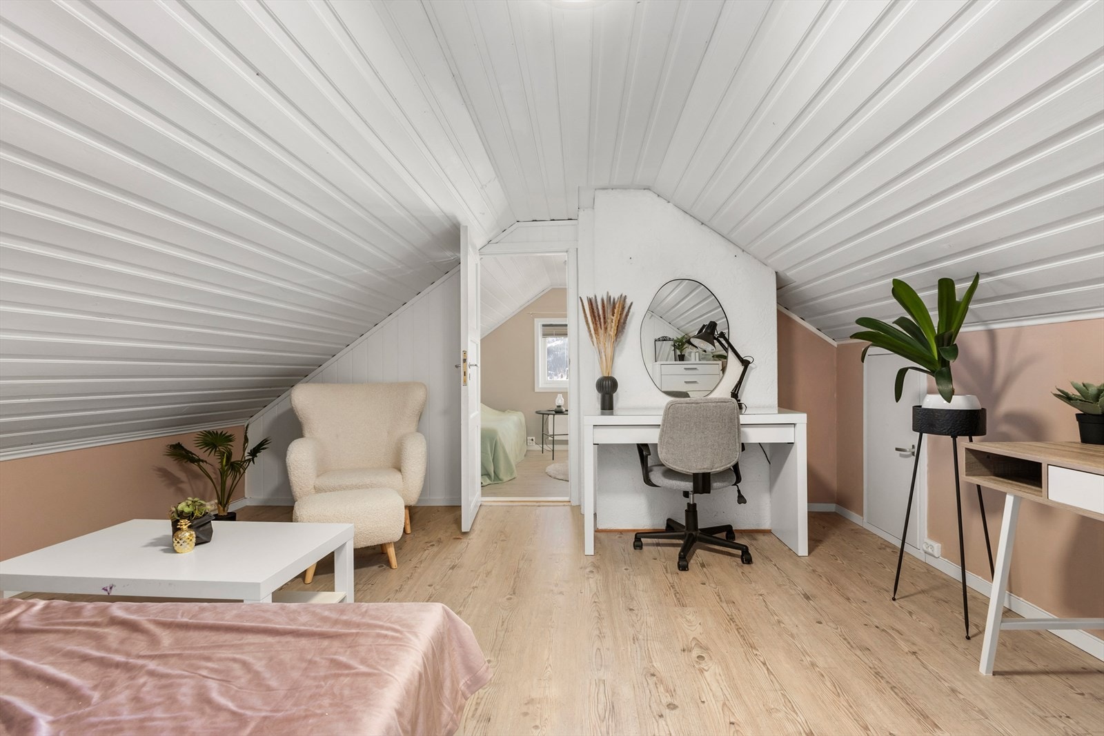 Loftet er innredet i ettertid med rom som benyttes som to soverom og loftstue (Tiltaket fra uinnredet loft til dagens løsning er ikke søkt godkjent). Galleribilde