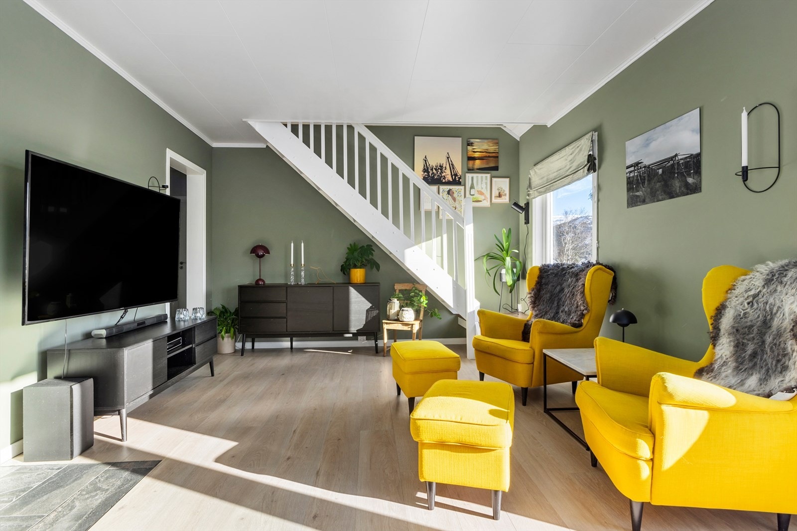 Etasjen varmes opp med vedovn og strøm. Galleribilde