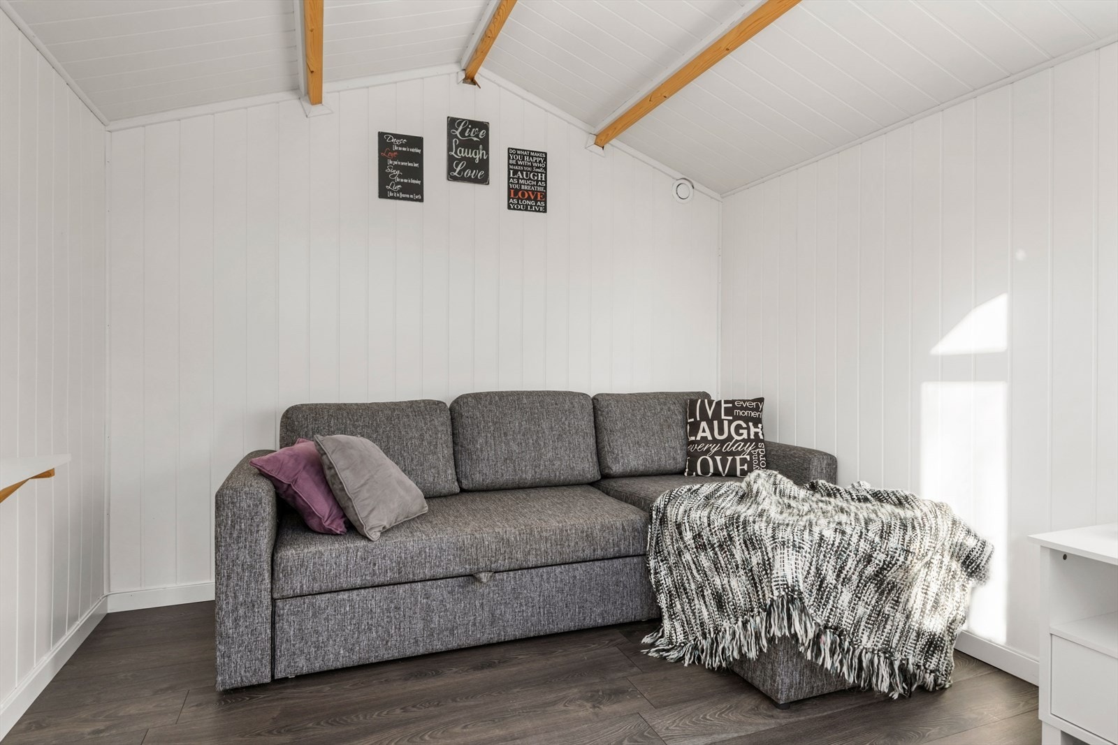 Bilde fra inne i hageboden. Galleribilde