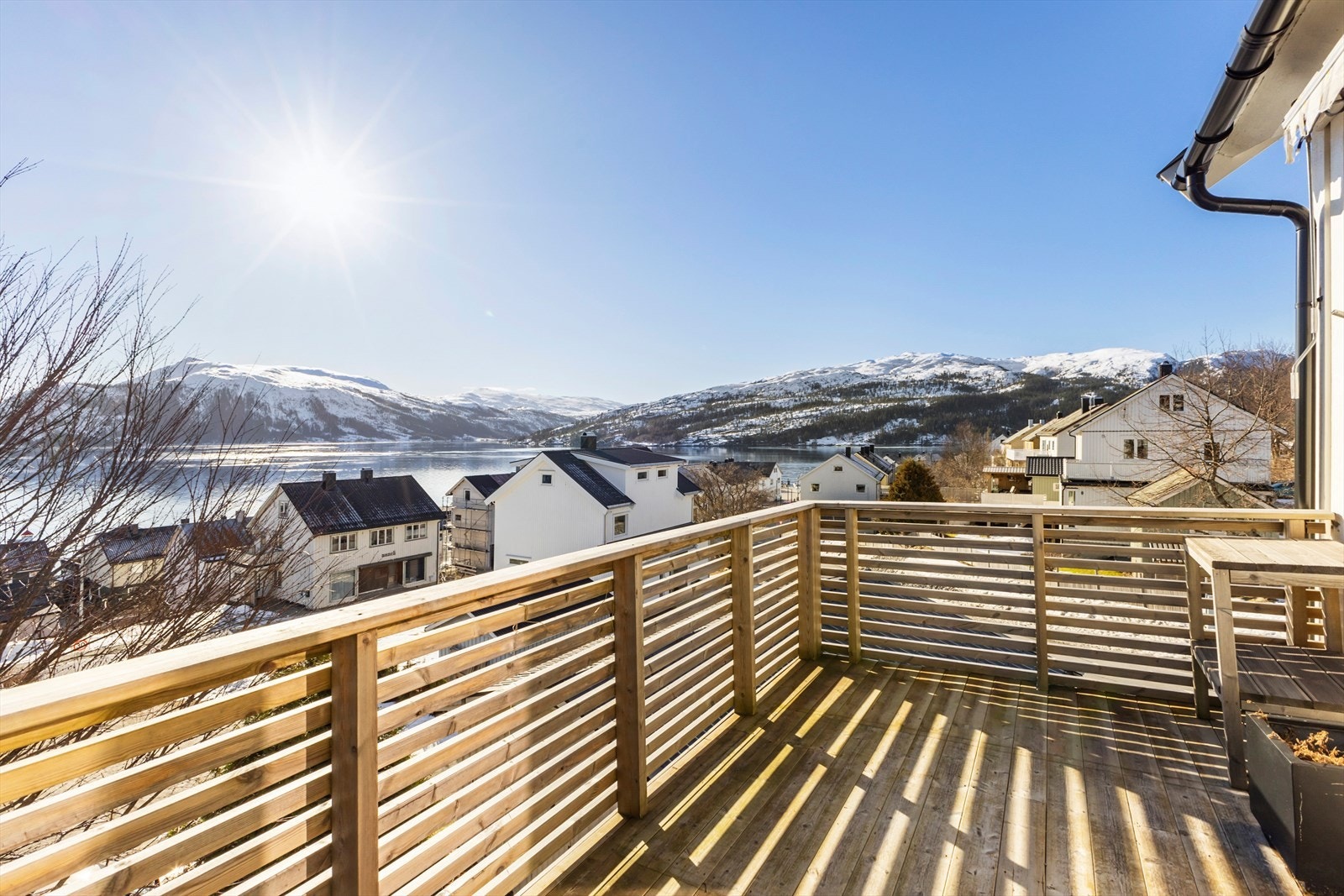 Eiendommen ligger på Hemnesberget å byr på flotte tur- og jaktmuligheter, samt et levende båtmiljø med en opparbeidet småbåthavn. Galleribilde