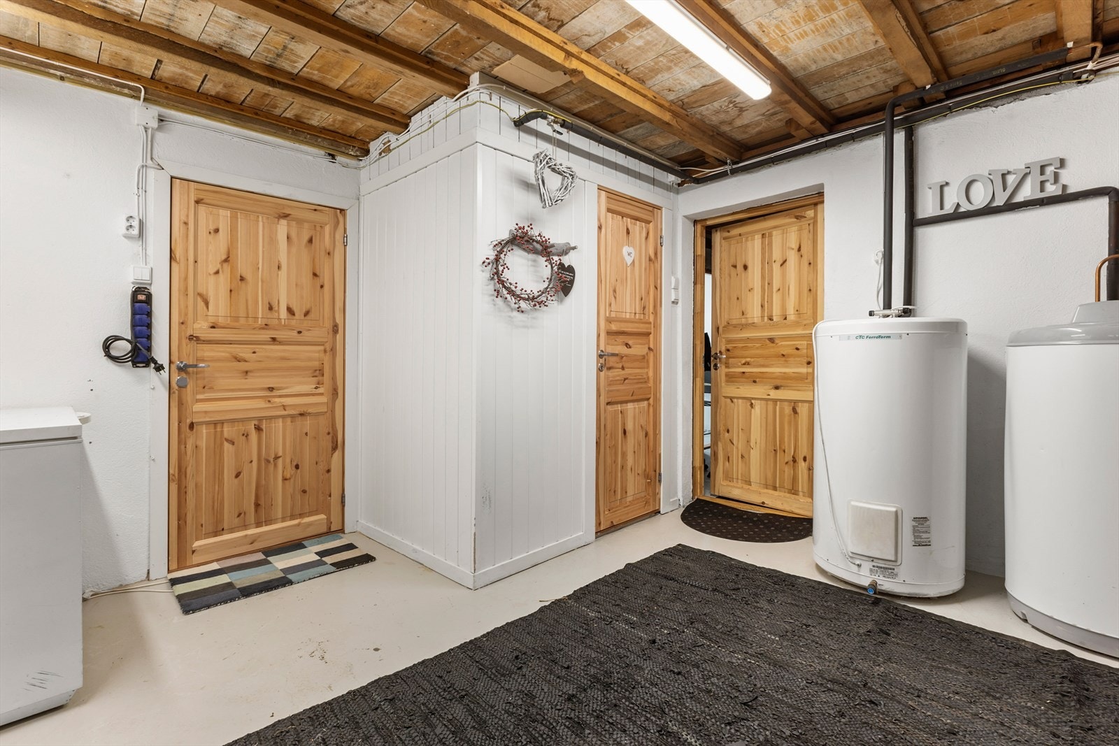 Boligen har full kjeller med mye oppbevaringsplass. Her er det etablert 7 boder, toalettrom og treningsrom (de to sistnevnet er ikke omsøkt til dagens bruk. Galleribilde