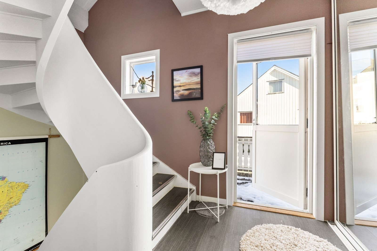 Fra gangen i andre etasje er det utgang til balkong, hvor morgensolen kan nytes. Trappegang leder videre opp til loftet. Galleribilde