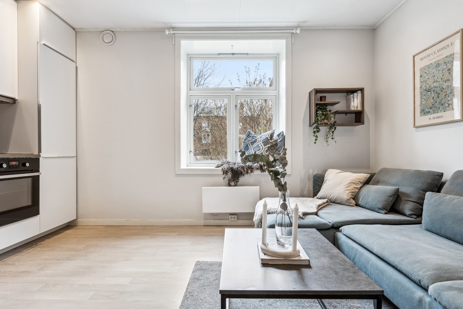 Den åpen løsningen mellom stue og kjøkken er på romslige 21,5m². Galleribilde