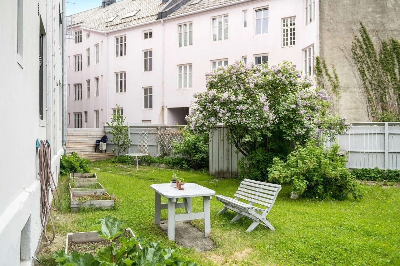 Hagen er i bygårdens bakgård og byr på flere sitteplasser, som gir rom for sosiale sammenkomster. Galleribilde