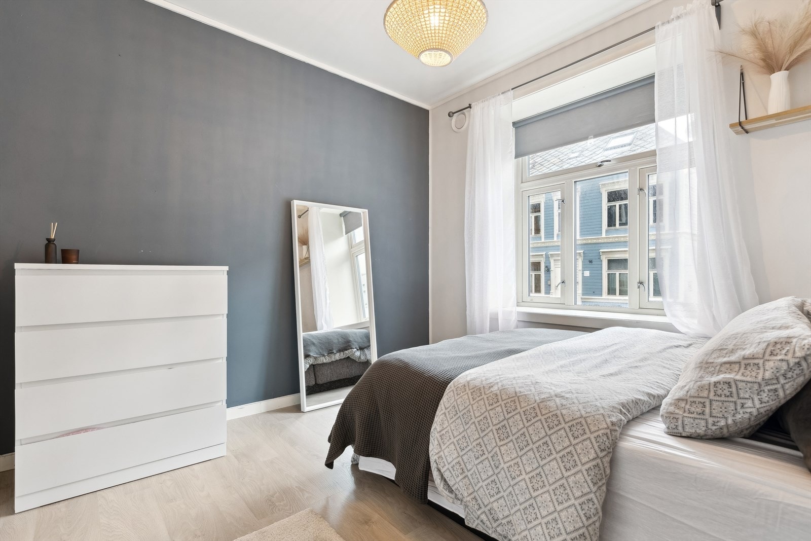 Her får du fint med oppbevaringsplass i gode garderobeløsninger og rikelig med plass til ønsket møblering. Galleribilde