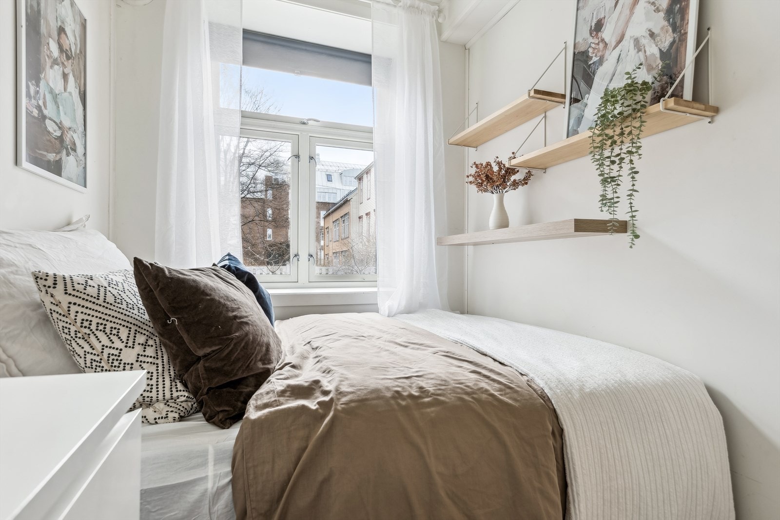 Soverommet ligger i tilknytning til badet og den åpne stue- og kjøkkenløsningen. Soverommene ligger praktisk adskilt på hver sin side av leiligheten. Galleribilde