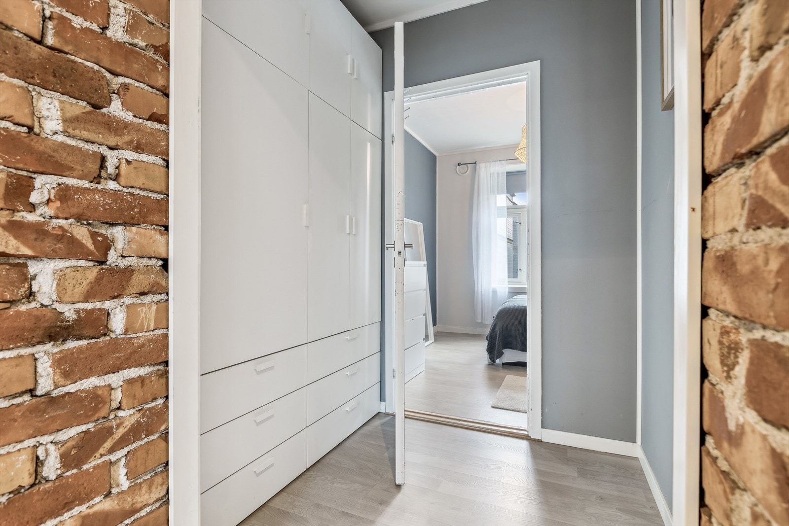 Gangen mellom stue og soverom er på 3,5m² og byr på rikelig med skapplass for ønsket oppbevaring. Galleribilde