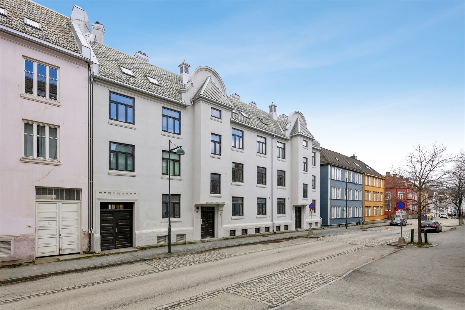 Her får du et godt og velfungerende borettslaget som opererer med IN-Ordning. Leiligheten har en flott beliggenhet med gangavstand til sentrum som byr på "alt" av servicefasiliteter, samt korte avstander til park- og turområder. Galleribilde