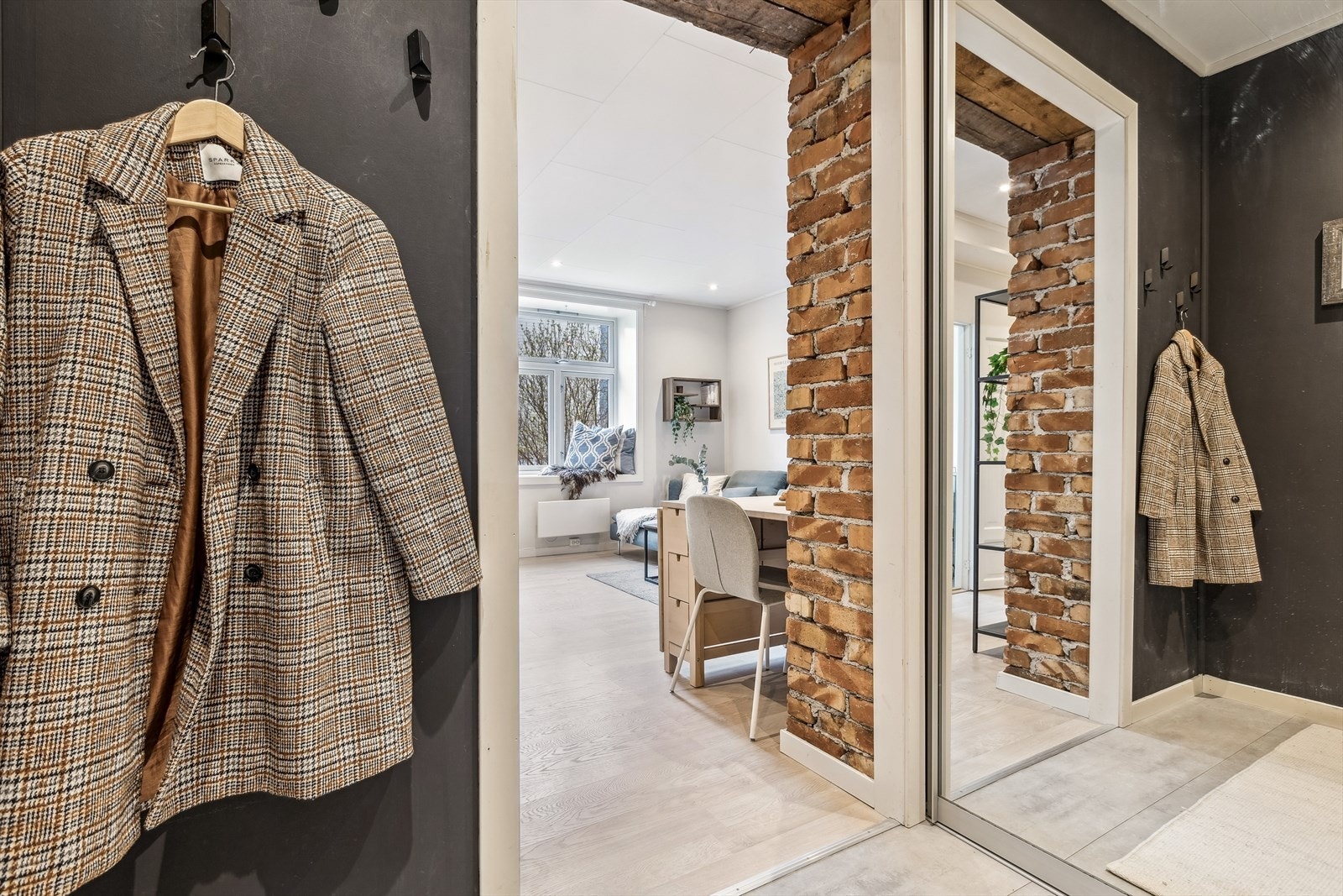 Entreen er på 3,5m² og byr på rikelig med oppbevaringsplass til sko og yttertøy i skyvedørsgarderobe med speil som medfølger leiligheten. Galleribilde
