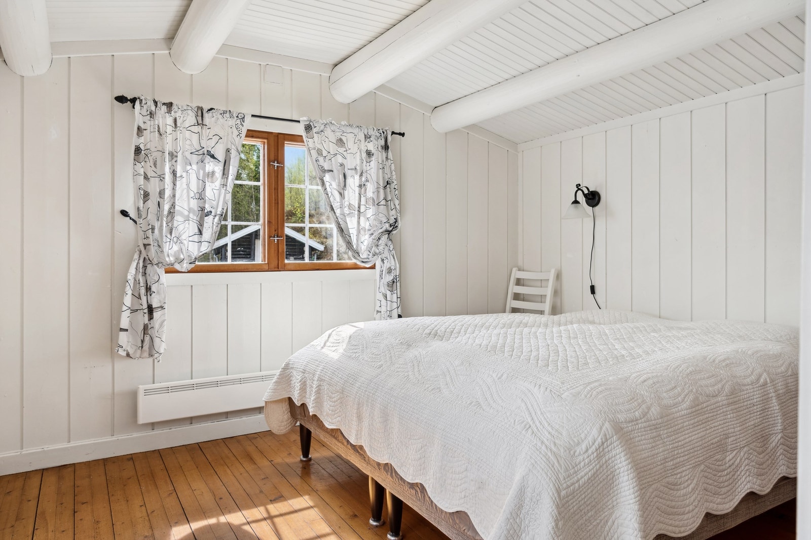 Det er tre soverom i hytta. Hovedsoverommet er i samme gjennomførte stil. Panelovn under vindu som varmekilde. Rommet er romslig med gode møbleringsmuligheter. Galleribilde