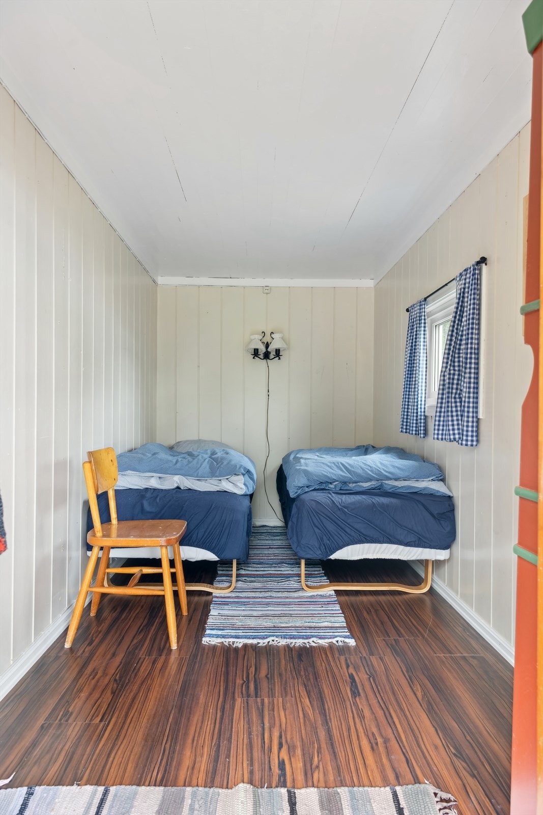 Bak hytta ligger et lite anneks, innredet med to enkle senger. Her er det overnattingsmuligheter for de ekstra gjestene som ikke får overnattingsplass i hytta. Galleribilde