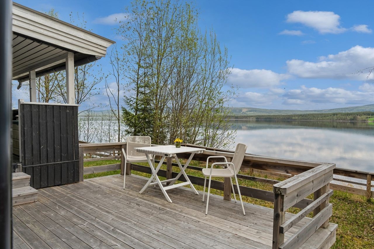 Terrasse tilknyttet gangen og terrenget på siden ned mot sjøen. Galleribilde