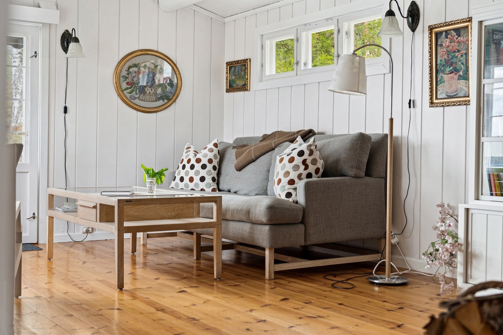 Lunt tregolv og lyse malte overflater. Galleribilde