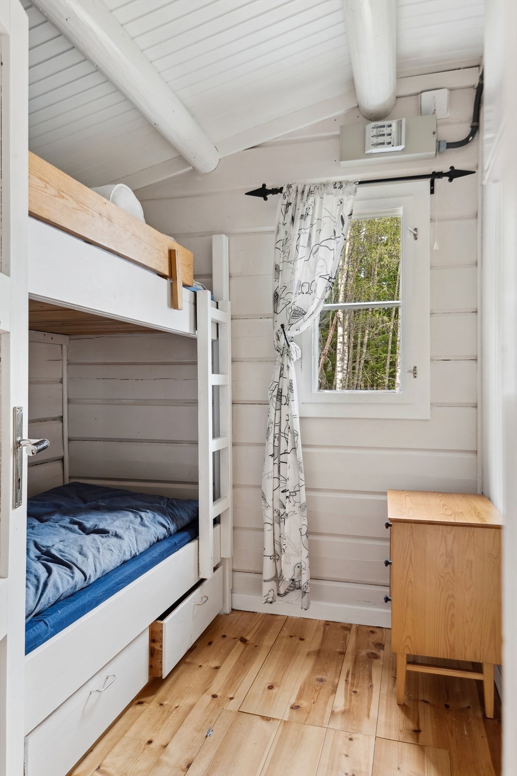 De to andre rommene er innredet med enkle køyesenger med oppbevaring under. Galleribilde