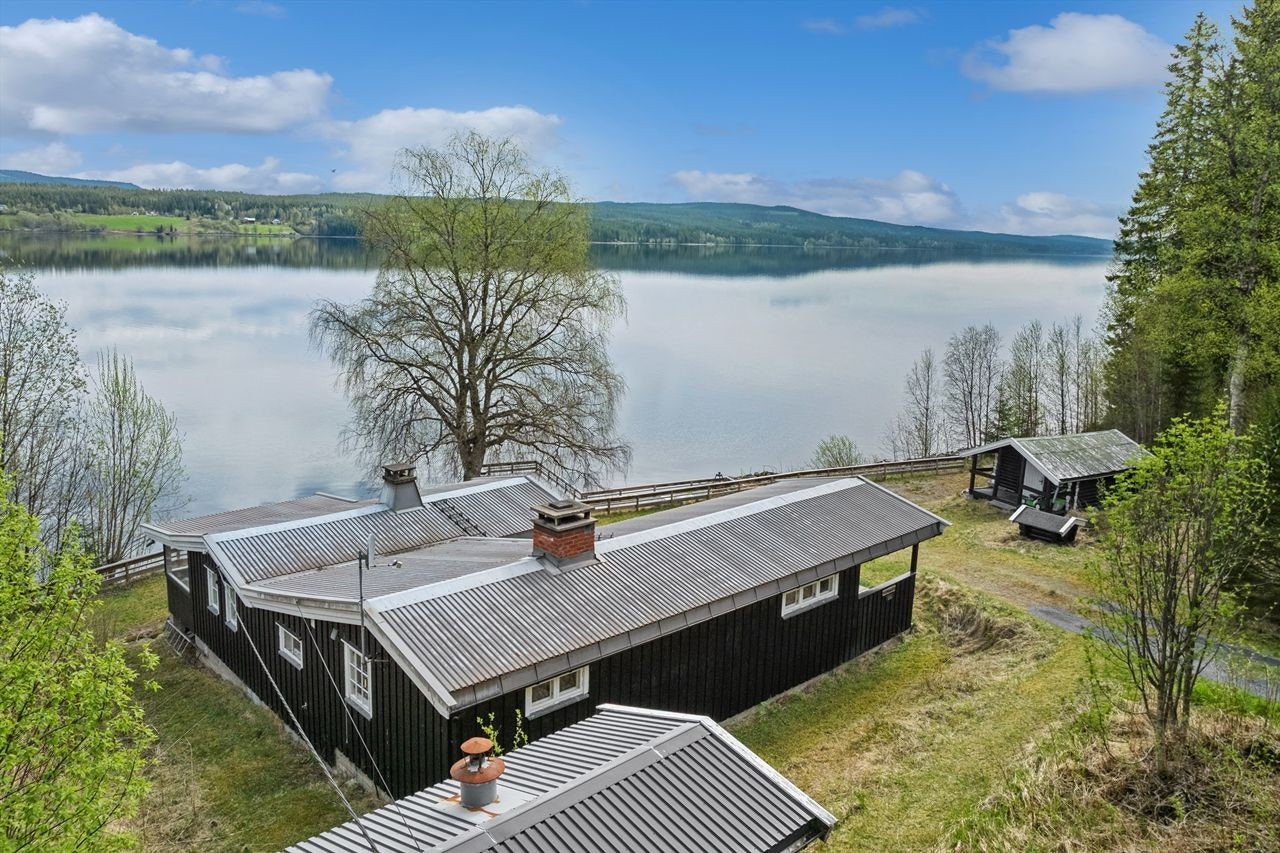 Hytta ligger med Osensjøen som nærmeste nabo, og tomten er opparbeidet med plen og naturtomt. Galleribilde
