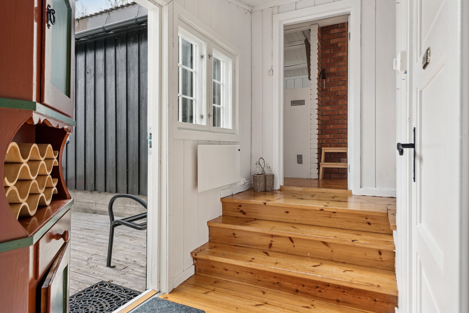 Mellomgang knytter sammen stue/kjøkken og soverom/bad. Her er også en ekstra inngang til hytta. Galleribilde