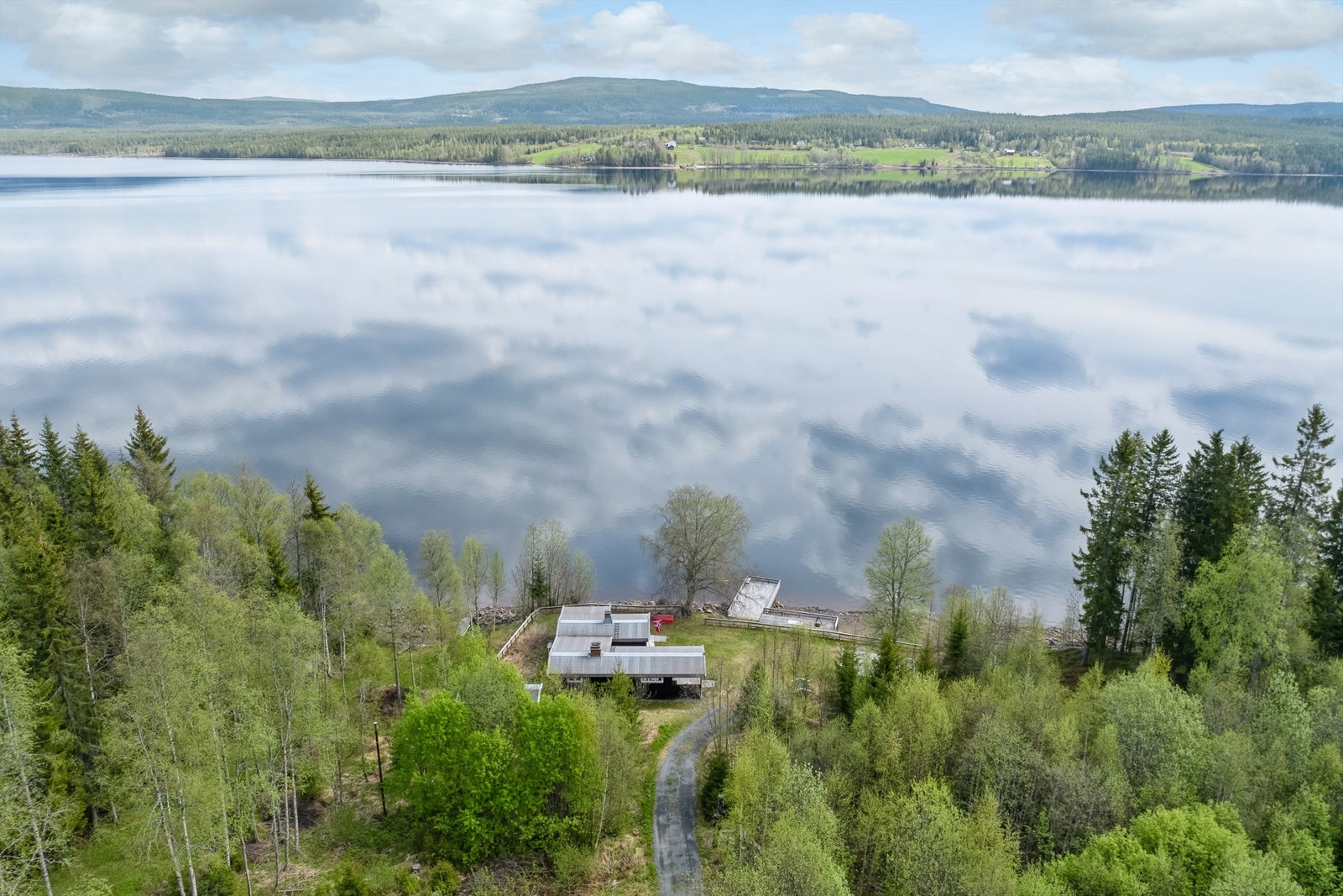 Eiendommen ligger i naturskjønne omgivelser ved Osensjøen med ca. 12 km til nærbutikken i Søre Osen. Galleribilde