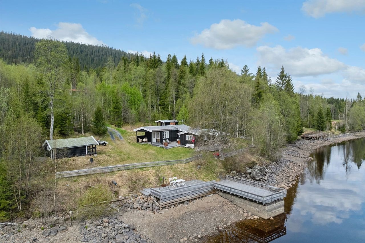 Kort vei til båt- og badeliv. Tinglyst bruksrett på brygga på naboens tomt. Galleribilde