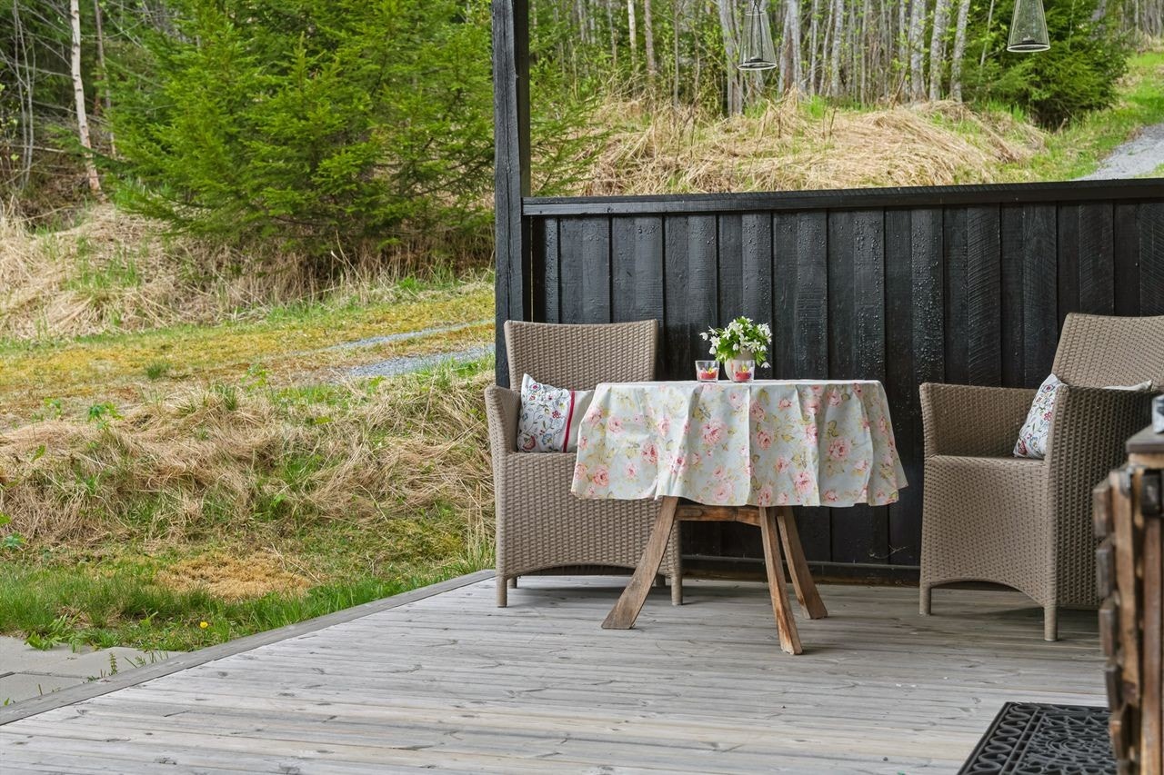 Terrassen tilknyttet inngangspartiet er dels overbygget i øverste delen. Galleribilde