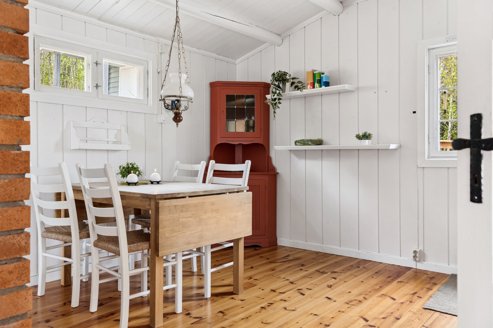 Kjøkkenet er holdt i samme lyse luftige stil som stua, og har god plass til spisebord. Galleribilde