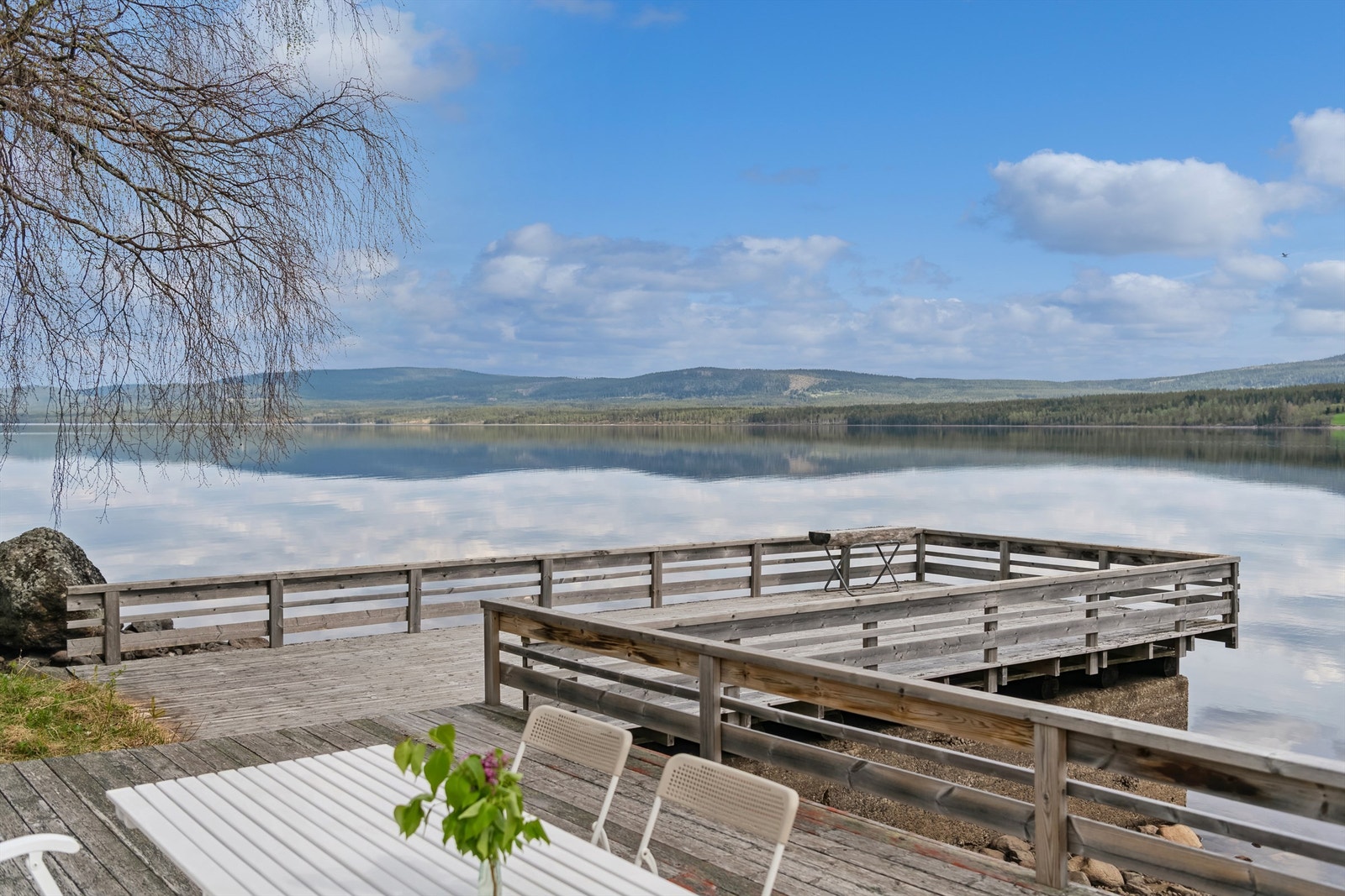 Brygga ligger på naboeiendommen. Den og er ikke byggesøkt eller godkjent. Galleribilde