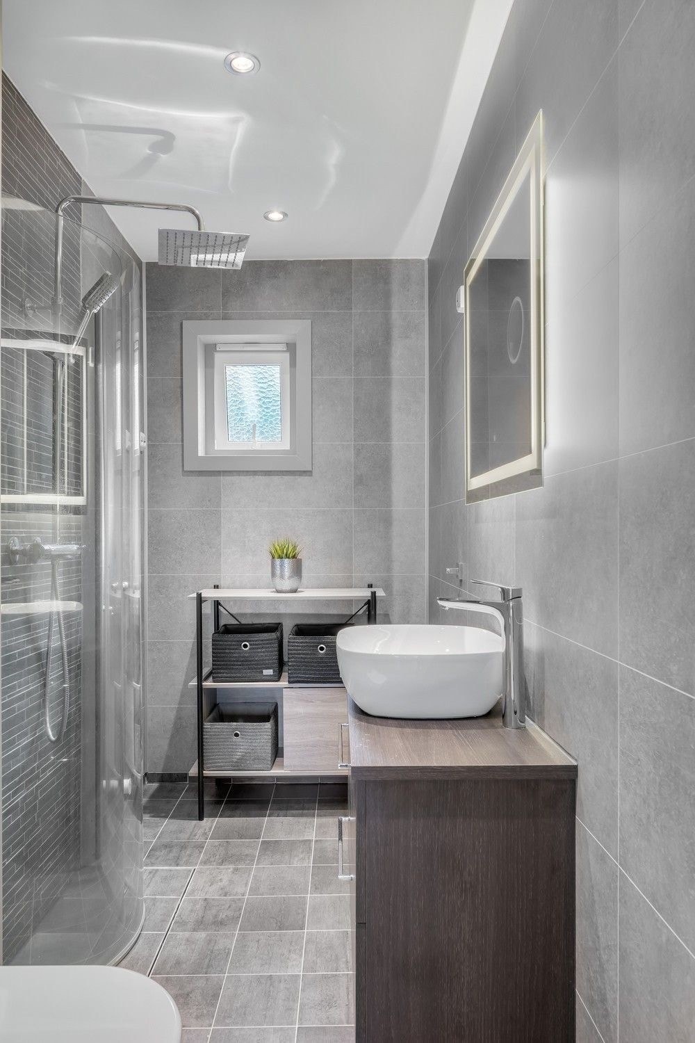 Bad, vaskemaskin i eget rom i etasjen under Galleribilde