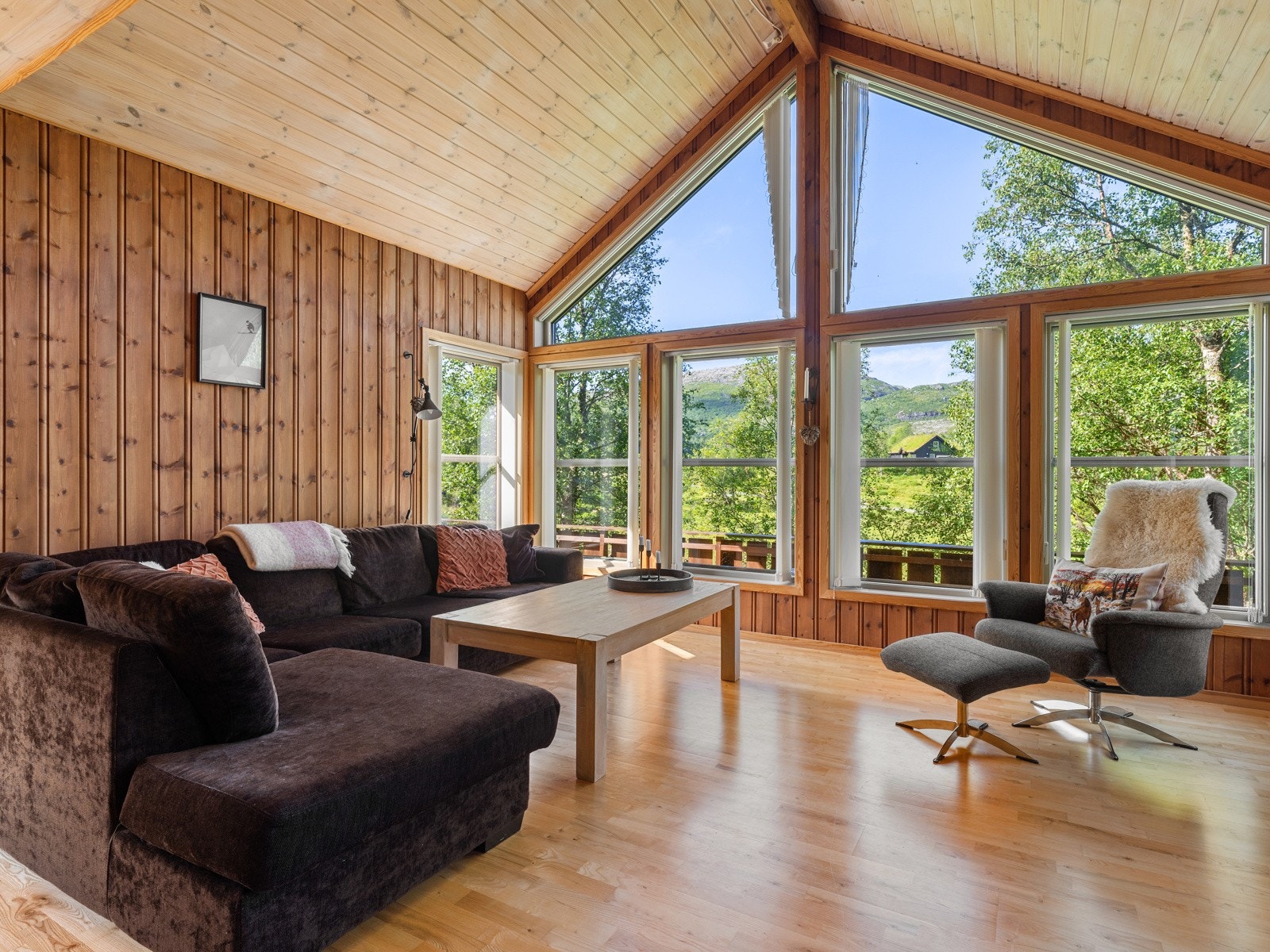 Koselig allrom som er fint delt i to soner. Galleribilde